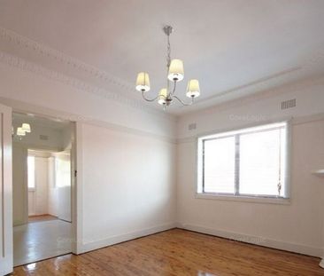 OVERSIZED ONE BEDROOM APARTMENT WITH SUNROOM! 6 MONTH LEASE ONLY. - Photo 1