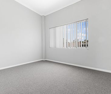 Coastal Convenience - Quiet Top-Floor Living - Photo 3