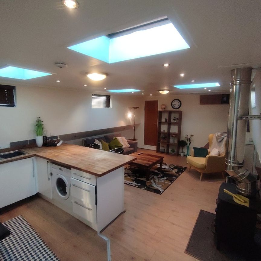 2 Bed House Boat, Plantation Wharf Pier, SW11 - Photo 1