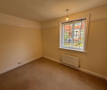 Ground floor 2 bedroom flat with parking situated close to the Cath... - Photo 1