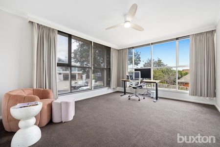 STONES THROW TO THE BEACH , 3 BEDROOM 2 STOREY HOME WITH BAY VIEWS - Photo 3