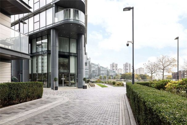 Exquisitely finished, is this luxurious four-bedroom apartment boasting stunning River Thames views in the exclusive Chelsea Waterfront development. - Photo 1