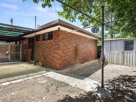 Charming 2 Bedroom Home Minutes from Town - Photo 4