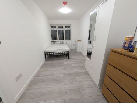 Room in a Shared House, London Road, SM6 - Photo 5