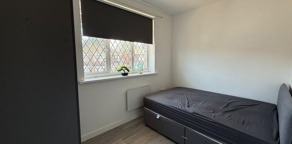 1 bedroom in a house share to rent - Photo 2