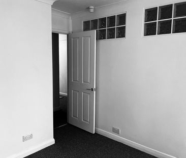 2 Bed Flat, Clarence Square, BN1 - Photo 3