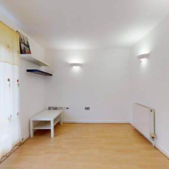 2 bedroom property to rent in London - Photo 1