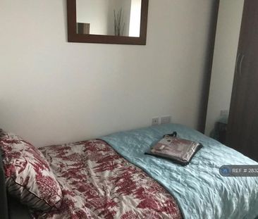 2 bedroom penthouse to rent - Photo 3