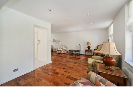 3 bedroom mews to rent - Photo 2