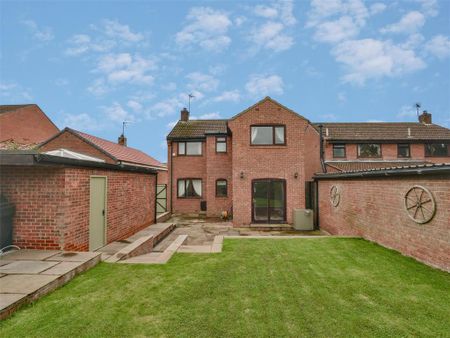 4 bedroom detached house to rent - Photo 2