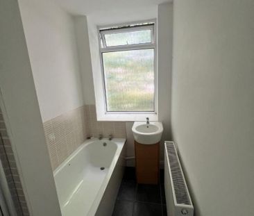 3 bedroom Flat To Let - Photo 3