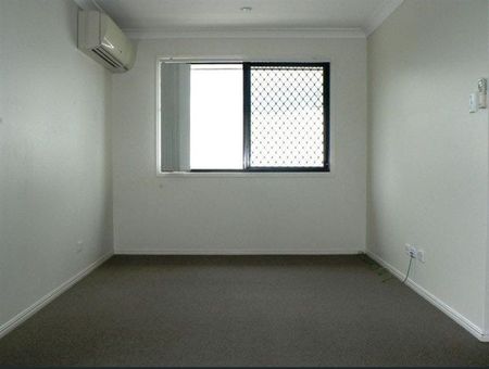 Large 4 Bedroom 2 Bathroom 3 Living areas in North Lakes - Photo 3