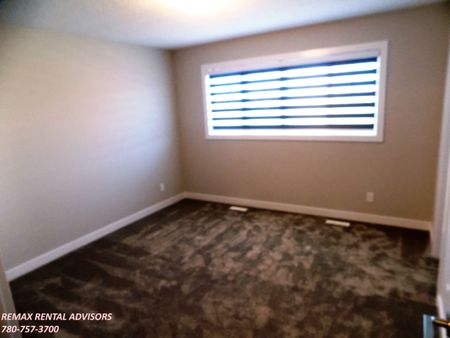 GREAT 3 BED, 2.5 BATH, 2 STOREY TOWNHOUSE, W/ A DBL DETACHED GARAGE IN THE COMMUNITY OF ORCHARDS - Photo 3