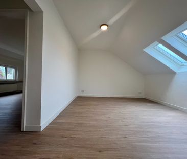 Helle und geräumige DG-Wohnung zu vermieten - Foto 2