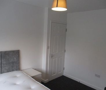 4 bedroom semi-detached house to rent - Photo 3