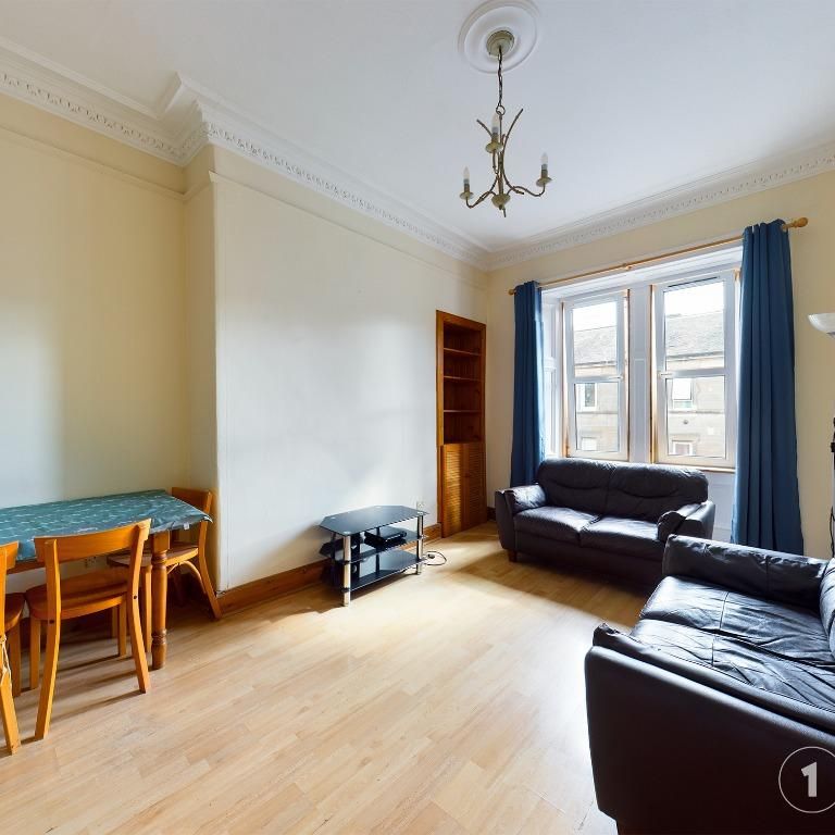 3 bedroom flat to rent - Photo 1