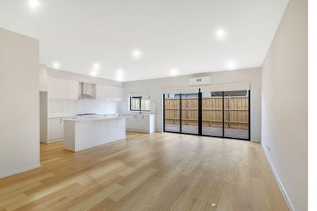 Beautifully Designed 4-Bedroom Family Home in Prime Location - Photo 3