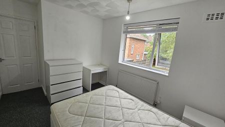 1 bedroom in a house share to rent - Photo 4