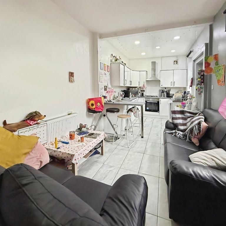 6 bedroom end of terrace house to rent - Photo 1