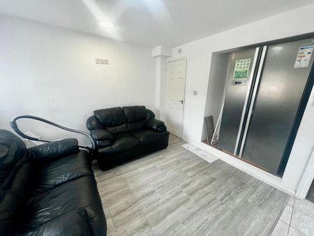 1 bedroom in a house share to rent - Photo 2