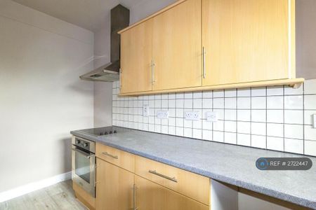 3 bedroom flat to rent - Photo 5