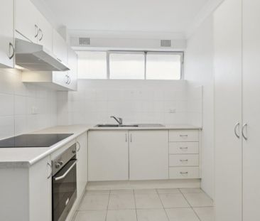 LIGHT AND AIRY 2 BEDROOM APARTMENT IN GREAT LOCATION - Photo 4