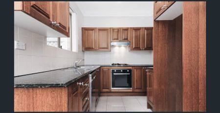 Stylish Three-Bedroom Townhouse with Private Courtyard - Photo 3