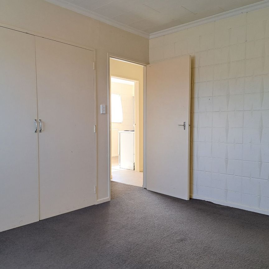 Sunny, Spacious & Super Convenient Two Bedroom in Wallaceville - Photo 1