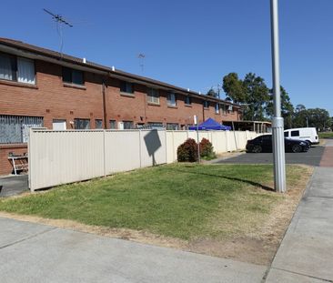 Stunning Renovated Townhouse – a Must-See! - Photo 3