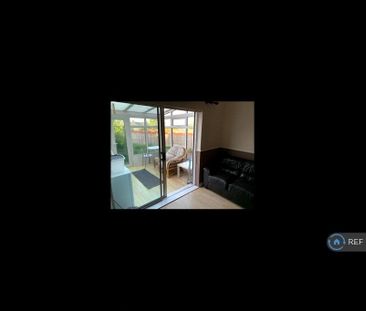 4 bedroom semi-detached house to rent - Photo 2
