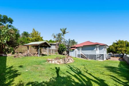 FRESHLY RENOVATED HOME IN A PRIME HOLLAND PARK LOCATION - Photo 2