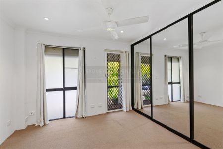 Airy Renovated Three Bedroom Townhouse with Courtyard - Photo 2