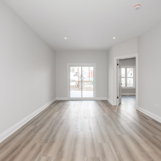 44 Hatter Ave, Welland - All Inclusive 2 Bedroom Main Unit - Photo 1