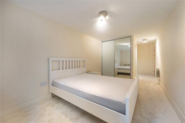 2 bedroom flat in London - Photo 1