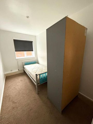 Limes Avenue, Chigwell - Photo 4