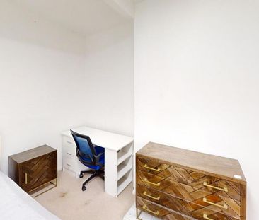 4 bedroom semi-detached house to rent - Photo 3