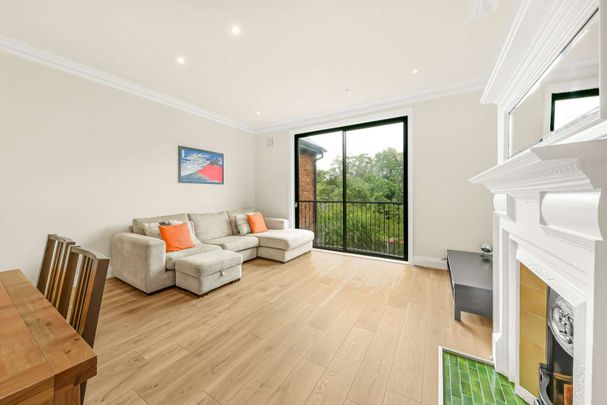 A larger than average and recently refurbished four bedroom duplex apartment with communal garden. - Photo 1