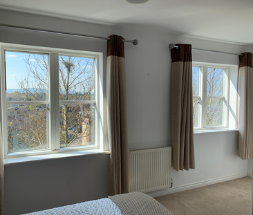 Modern Two Storey House - Photo 2
