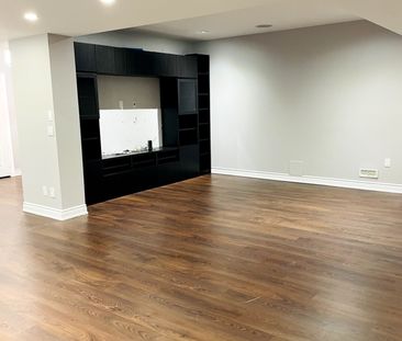 For Lease - 2418 Wasaga Drive, Oakville, Ontario - Photo 2