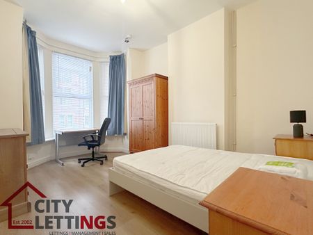 5 Bedroom Mid Terraced House - Photo 5