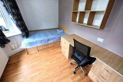 3 bedroom Flat in St Annes Road, Leeds - Photo 5