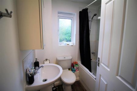 3 bedroom end of terrace house to rent - Photo 4