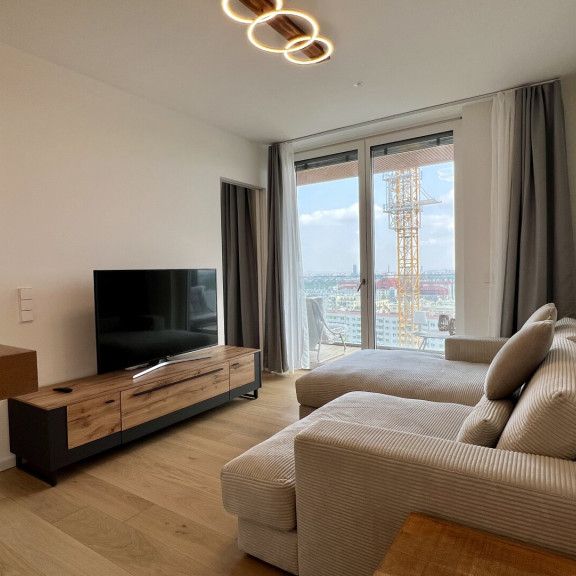 Grünblick Viertel Zwei – Voll möblierte 2-Zimmer-Wohnung im 15. Stock mit Balkon & Fernblick - Photo 1