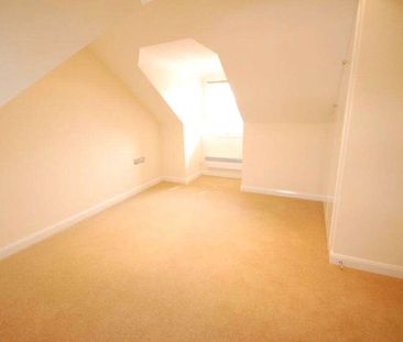 Over two floors, is this 2 bedroom apartment to rent in Reading. - Photo 3