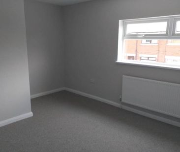 Partly Furnished 2 Bedroom Terrace - Photo 6