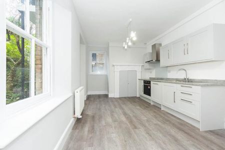 4 bedroom 5 bathroom located only a few minutes to Highgate station - Photo 3