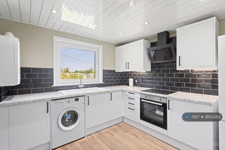 2 bedroom flat to rent - Photo 2