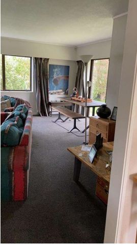 Modern 4 bedroom, 2 bathroom home - Photo 2