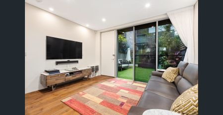 Designer 3 Bed Terrace with Garden & Double Parking - Photo 3