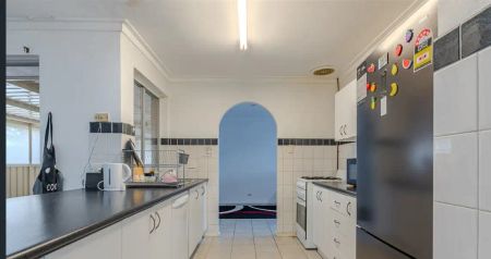 “GREAT 3x1 FAMILY HOME IN PARKWOOD” - Photo 3